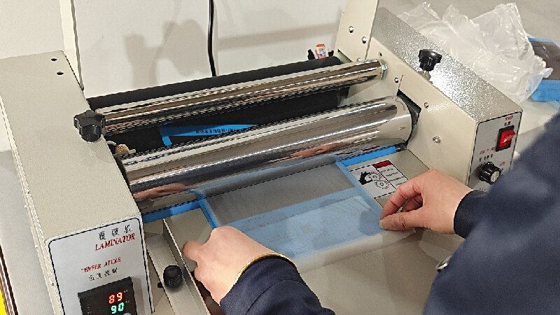 Trois facteurs affectant le film de stratification thermique : la température, la vitesse et la pression.
