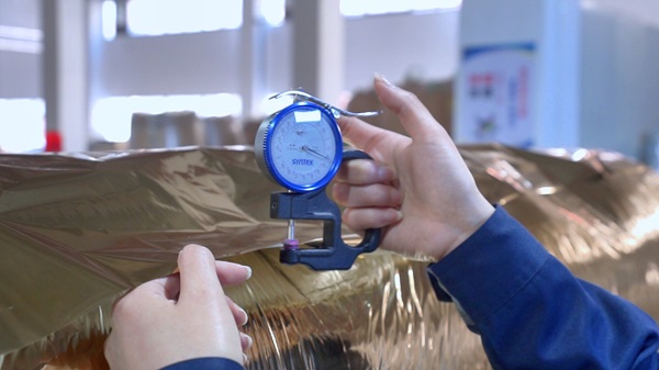 Quelles sont les causes possibles et les solutions aux problèmes pouvant survenir lors de l’utilisation du film de plastification à chaud ?